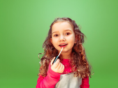 Una niña aplicándose brillo en los párpados. El público infantil de redes sociales es consumidor de maquillaje y productos de skincare