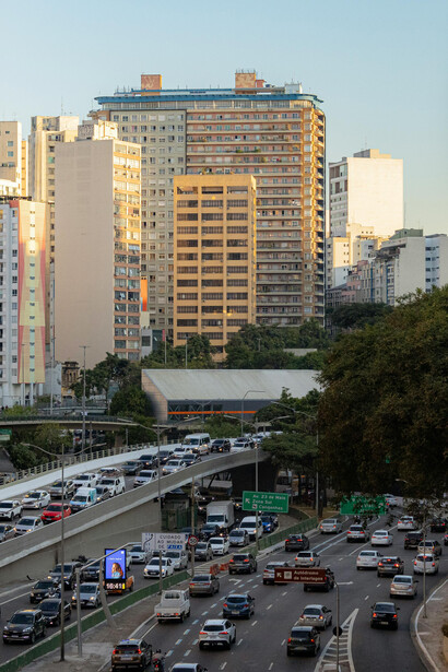 A tensão no trânsito das marginais de São Paulo é intensificada pela presença de motoqueiros e motoristas impacientes