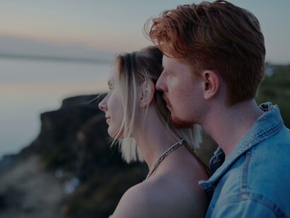 Casal heterosexual olha a paisagem