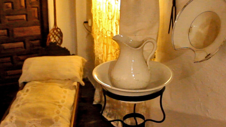 Dormitorio rural, Exhibition view. Courtesy of Museo Unicaja de Artes y Costumbres Populares