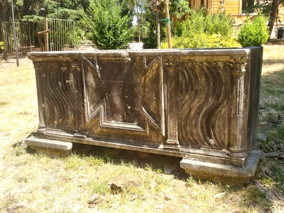 Sarcofago cristiano in marmo utilizzato come fontana nel parco (foto Roberto Luciani)