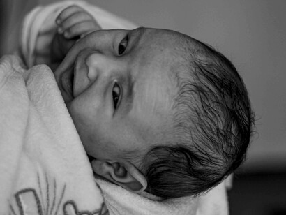 Explore a discussão sobre erros gramaticais em cerimônias de batismo, como narrado em "A vida e as opiniões do cavalheiro Tristram Shandy"
