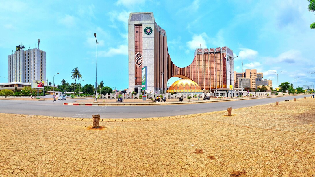 Boulevard Circulaire à hauteur du quartier bancaire à Lomé, dont la banque d'investissement et de développement de la CEDEAO au centre de l’image