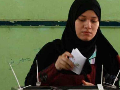 Una egipcia deposita su voto en un colegio electoral este lunes 
