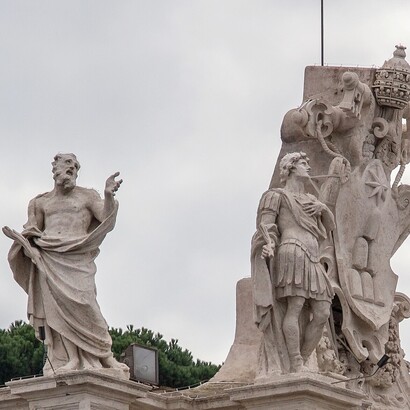 Martiri e santi decorano il colonnato berniniano in Piazza San Pietro, Città del Vaticano