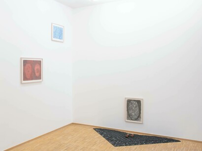 Elly Strik, Les chaussures que ma mère m'a données, vue d'exposition. Avec l’aimable autorisation du Nosbaum Reding Gallery