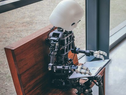 A ideia de que a IA “expõe” quem sabe usá-la também se aplica às instituições. Organizações que integram a tecnologia de forma estratégica tendem a ser mais eficientes e inovadoras. Já aquelas que resistem ou adotam soluções tecnológicas sem planejamento revelam fragilidades estruturais, falta de visão e despreparo para lidar com mudanças. A inteligência artificial, nesse sentido, atua como um catalisador de transformações, tornando visíveis competências, lacunas e escolhas