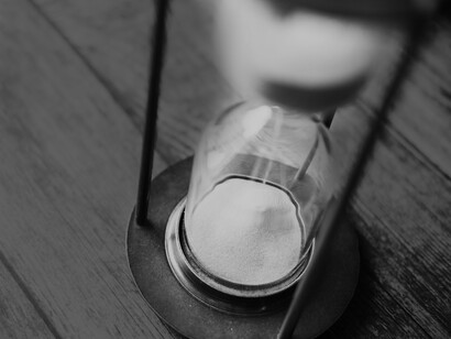 Le sablier met en avant la fragilité du temps et son flux continu