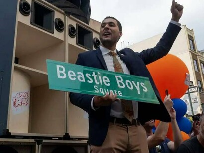 O vereador Lincoln Restler discursa apaixonadamente na inauguração da 'Beastie Boys Square', com o Sound System e o grafite característico da área ao fundo