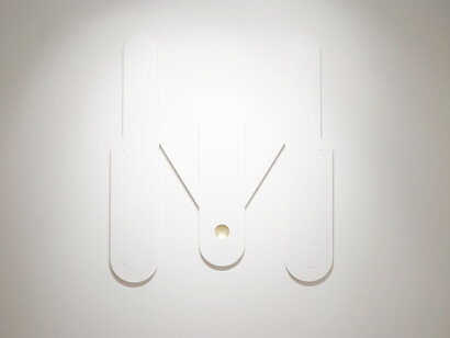 L. Bomben, Pala 5 / Serie dei Bianchi / IL RE, 2013, corian, oro 24k e Mdf, cm 150 x 134 x 3. Courtesy l'artista