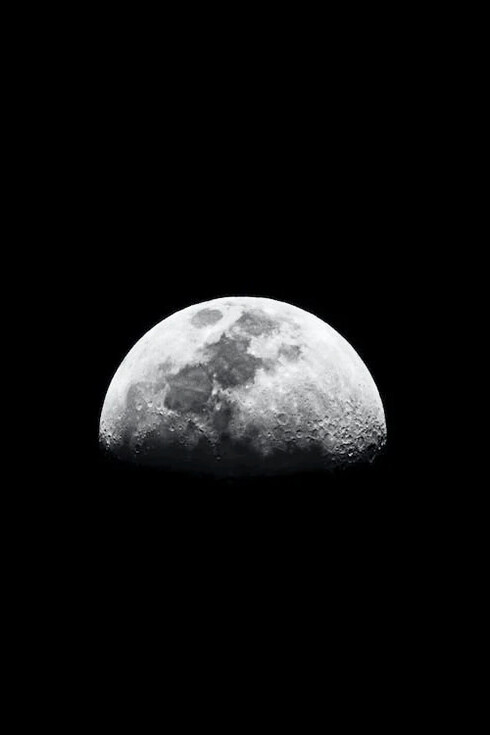 La notte è amore opaco e la luna è la mia ferita necessaria: mi ferisce nell’esatto momento in cui la ferisco