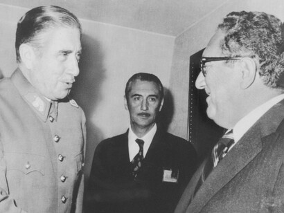 Augusto Pinochet saluda a Henry Kissinger, exsecretario de Estado de los Estados Unidos