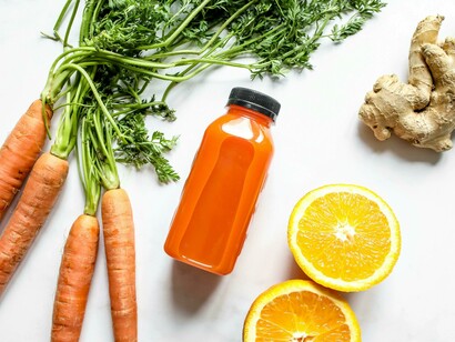 Succo di frutta in bottiglia. Diciture 'senza zucchero' sui prodotti: come interpretare correttamente le informazioni sulle confezioni