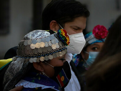 Una mujer indígena acompañada del presidente de Chile, Gabriel Boric