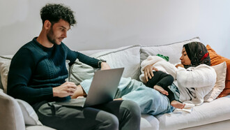 Família no limiar entre vida pessoal e trabalho online