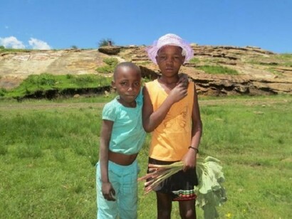 Due bimbi a Lesotho