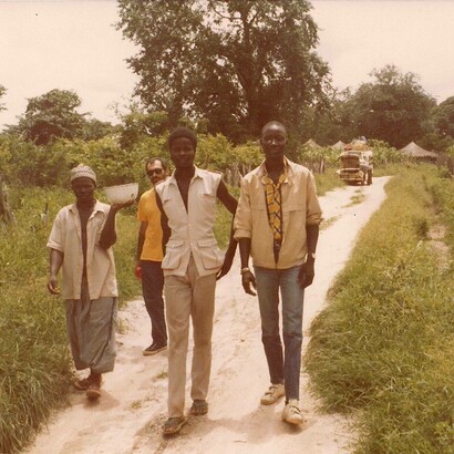 Un villaggio lungo la strada, Guinea-Bissau, Africa occidentale