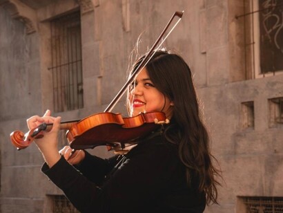 Karla Bahamondes, direttrice d'orchestra cilena, ha mobilitato 100 strumentisti, uomini e donne, dando vita a "Canto para una semilla", cantata composta da Luis Advis nel 1972, basata sulle decime della cantautrice cilena Violeta Parra