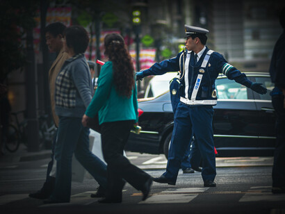 Policia dirige el trafico en Tokio, Japón
