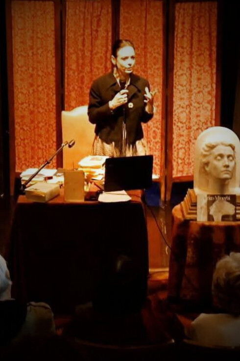 Irina Casali durante la Lezione magistrale "Le lacrime di Eleonora Duse. L'anima e la scena"