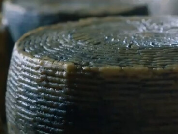 Il Pecorino di Farindola rappresenta un’eccellenza gastronomica che valorizza la cultura e l’identità locale