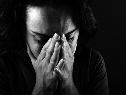 Mujer cubriéndose el rostro: pese al rechazo que nos produce, sin embargo, resulta que sentir un nivel de culpa no exagerado ni obsesivo ayuda a adaptarse mejor al entorno y a la gestión de las conductas