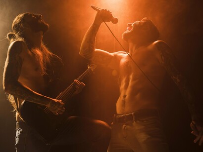 A melodia no rock n' roll desempenha um papel crucial na comunicação e protesto, servindo como um veículo eficaz para transmitir mensagens sociais e políticas. Músicos ao longo das décadas têm usado suas canções não apenas como uma forma de entretenimento, mas também como um meio de expressão e resistência. Um dos exemplos mais icônicos é Bob Dylan, cujas canções de protesto se destacam pela combinação de melodias memoráveis e letras incisivas e provocativas