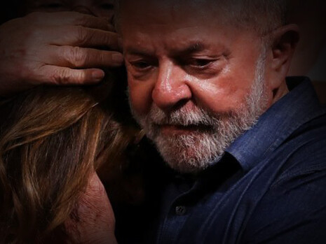 Lula da Silva, abraza a su esposa, después de pronunciar su discurso por la victoria en las elecciones presidenciales en Brasil