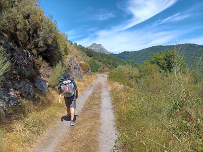 Recorrido del Camino de Santiago entre Areños y Pido, Cantabria, España