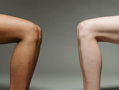 Pernas de pessoas diferentes lado a lado. O ideal seria cada pessoa comparar-se consigo mesma, evitando, assim, os efeitos da comparação social. A autoanálise sobre a própria performance de acordo com referenciais pessoais de progresso, poderia contribuir para se identificar o próprio nível inicial e o quanto há progredido ao longo da execução da tarefa e/ou comportamento