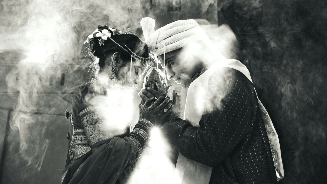 Anime, amore e incenso. L'amore spirituale diventa un rito sacro, dove noi stessi diventiamo come bastoncini d'incenso che si elevano verso il cielo dell'adorazione reciproca