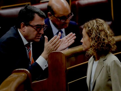 La ministra Meritxell Batet con el portavoz del PNV en el Congreso: el Gobierno debe ahora negociar el apoyo de los nacionalistas vascos y catalanes