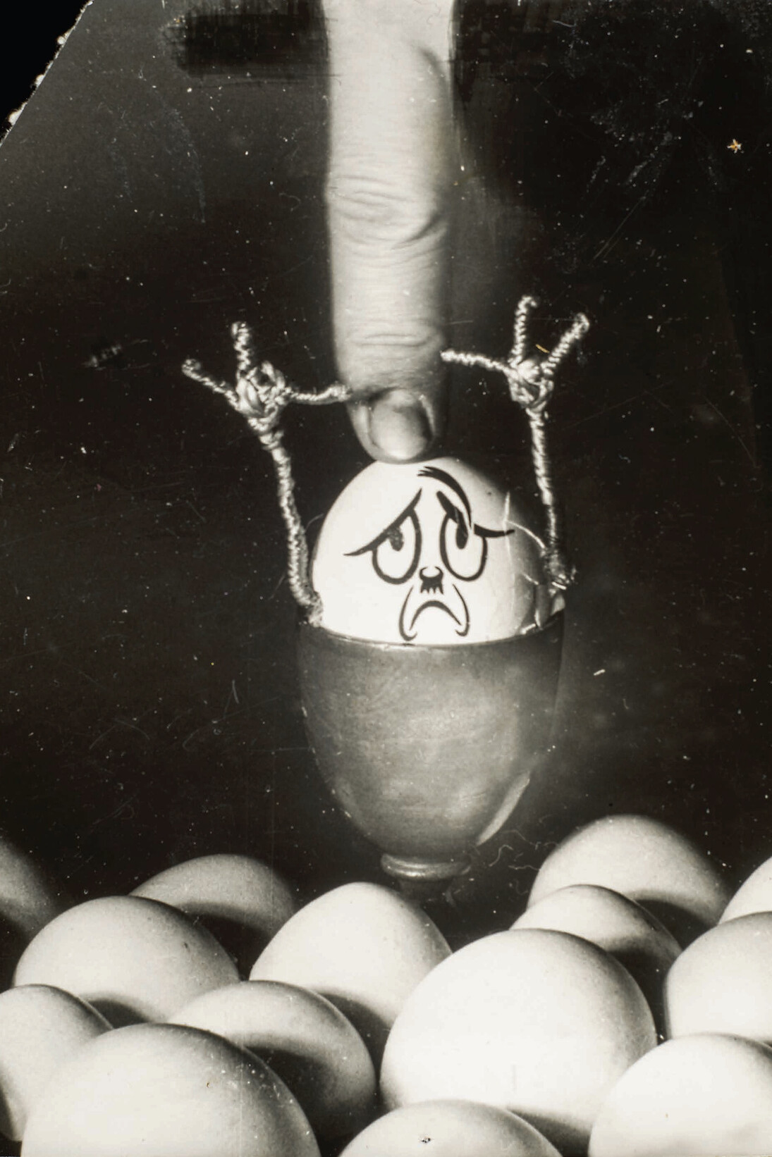 Kati Horna, Sans titre, série Hitlerei, en collaboration avec Wolfgang Burger, Paris, 1937, Tirage gélatino-argentique, 16,8 x 12 cm, Archivo Privado de Fotografía y Gráfica Kati y José Horna, © 2005 Ana María Norah Horna y Fernández