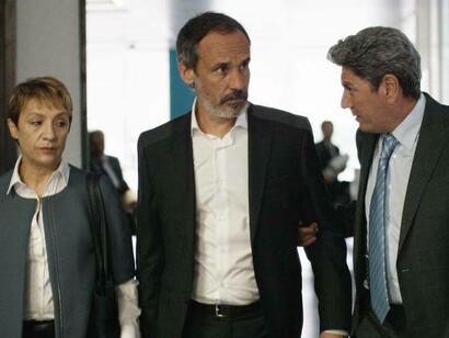 Esposa y marido en la ficción acompañados por Ricardo Heredia (Antonio Dechent en la serie) 