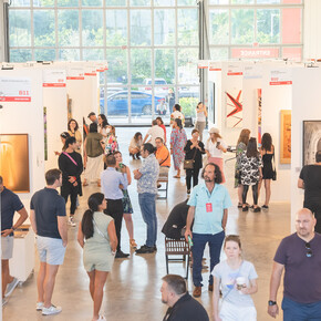 Varios artistas, Pinta Miami 2022, vista de exhibición. Cortesía de Pinta Miami