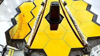 Vista de perto dos 18 espelhos do telescópio espacial James Webb, em montagem na Northrop Grumman Corporation, Virginia, Estados Unidos