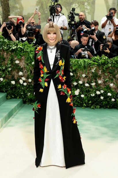 Anna Wintour al Met Gala 2024, con il modello Tulipani Olandesi a opera di JW Anderson per la Maison Loewe 