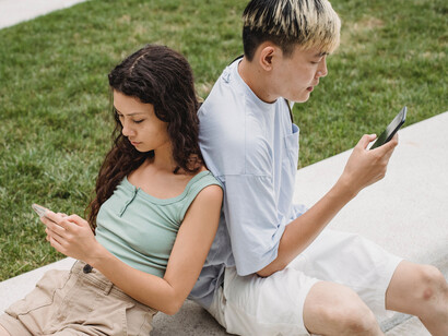 Casal passam momento juntos, porém usam o celular e se distraem da companhia um do outro