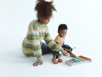 Una madre juega con su hijo