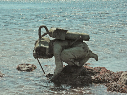 Estatua del capitán Nemo, protagonista de «Veinte mil leguas de viaje submarino», en la playa de Cesantes, Vigo, España 