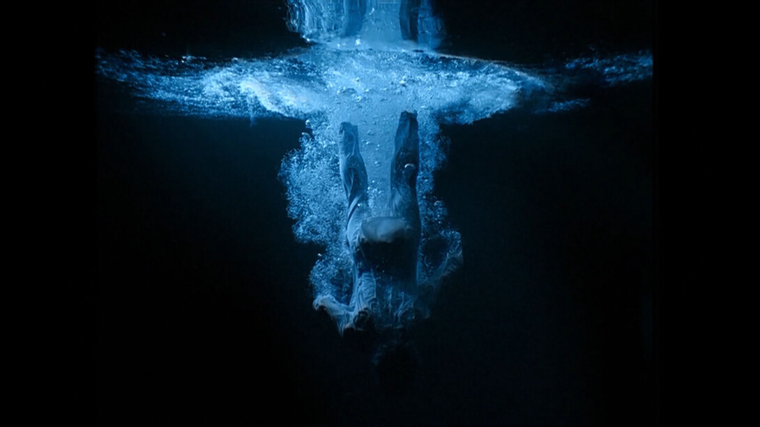 Bill Viola, “Departing Angel”, panel 1 from Five Angels for the Millennium, 2001. Video/sound installation
Performer: Josh Coxx © Courtesy Bill Viola Studio
