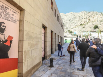 La Senda del Poeta, Miguel Hernández (1910-1942), es nuevamente el epicentro de esta cita cultural, que cada año atrae a cientos de amantes de la poesía y del senderismo. Este evento no solo celebra la memoria de uno de los poetas más influyentes de España, sino que también refuerza la identidad cultural de la ciudad y su compromiso con la difusión del legado literario.Orihuela, España