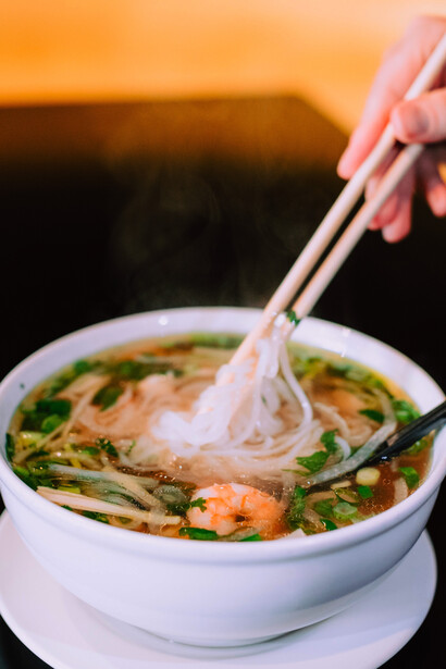 Soupe vietnamienne. La base peut être au porc, au poulet, aux fruits de mer ou aux légumes