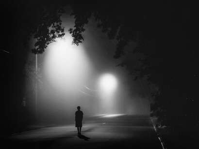 La tradición ya no es un modelo a seguir y sin otras herramientas que nos permitan sustituirla de manera adecuada, el utilitarismo, parece constituirse como la guía fundamental