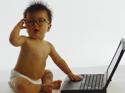 Un niño con un portátil