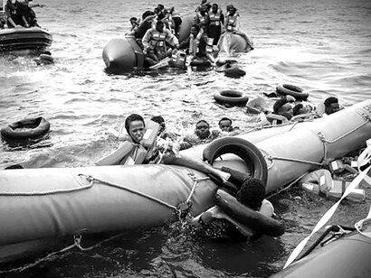 Migrants en mer. "Jetez-les à la mer en cas d'avarie» : Cette phrase est le véritable contenu d'un enregistrement téléphonique d'une enquête sur des trafiquants d'êtres humains, entre l'Afrique et l'Union européenne © Valeria Mongelli - AP