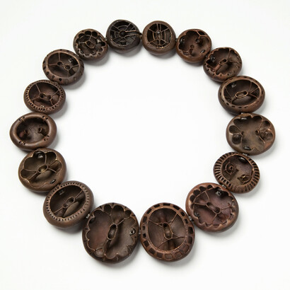 Big Brown Double Hole, Chain, 2014, Bronze - ø ca. 22 cm, photo © Mirei Takeuchi