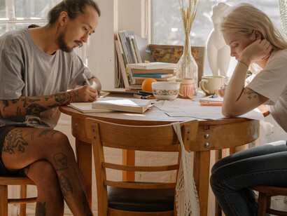 Alunos fazem atividade em dupla e grifam adjetivos encontrados em clássico da literatura 