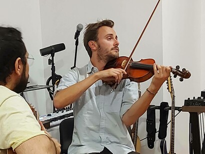 Dan Hodd on the violin performing