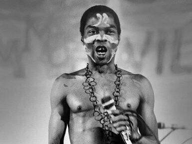 Fela Kuti, o nigeriano considerado o pai do Afrobeats. Não confundir com o Afrobeat de Fela Kuti nos anos 1970: Afrobeats, também conhecido como Afro-pop, Afro-fusion (com ou sem hífen), é um termo usado para designar a música pop contemporânea feita na África Ocidental e diáspora, que se desenvolveram inicialmente na Nigéria, Gana e Reino Unido nos anos 2000 e 2010